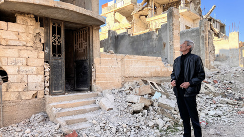Nayef Abdulkader Zreqat, 65, återvände till Syrien efter 11 år i Jordanien. Nu står han framför sitt förstörda hem. Han och hans familj försöker nu återuppbygga sina liv efter krigets förödelse.
