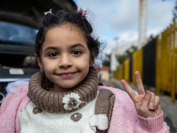 Efter år av konflikt i Syrien börjar allt fler familjer att återvända hem för att återuppbygga sina liv. 8-åriga Layan är en av dem - hon längtar efter att få träffa sina mor- och farföräldrar för första gången.
