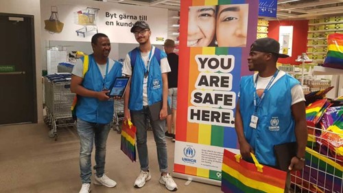 Foto från IKEA-varuhus. Tre män i UNHCR-väst rekryterar givare.