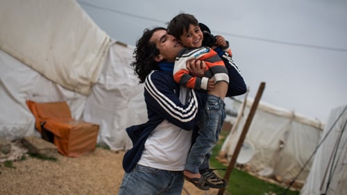 Två bröder kramar varandra i ett flyktingläger i Libanon.