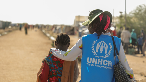 Sedan konflikten i Sudan eskalerade har UNHCR varit på plats och gett livräddande hjälp till nyanlända vid gränsen mellan Sydsudan och Sudan.