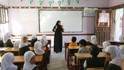 Asia Al-Mashreqi talar med unga elever på Safia School i Sana'a i Jemen. Som tidigare rektor har hennes engagemang för att bryta könsbarriärer och främja utbildning för alla, oavsett kön, haft en stor inverkan på både elever och personal. Genom sitt ledarskap har hon gett unga flickor möjlighet att bygga en mer hoppfull framtid.