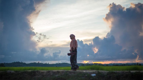En blå himmel med en kvinna