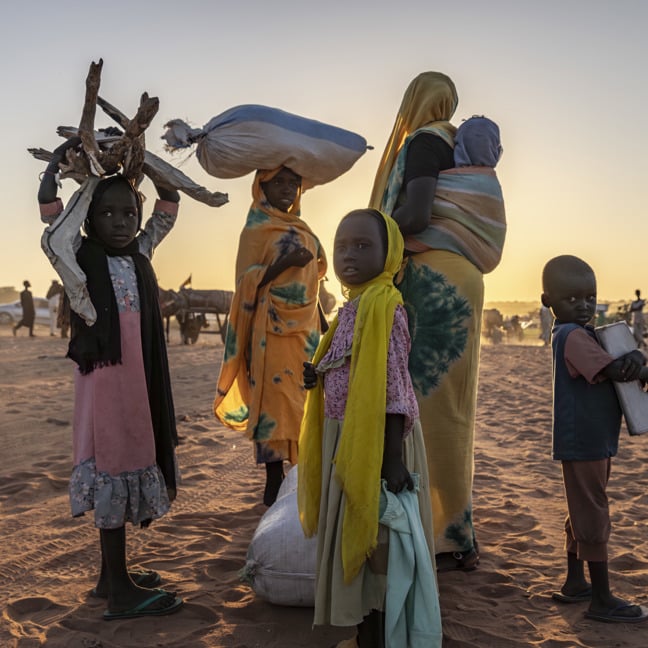 En familj från Sudan på väg mot Tchad.