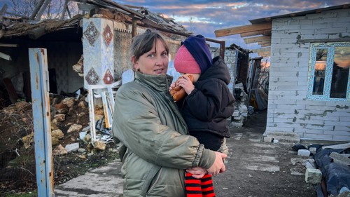 Tetiana Katerlina, 34, ensamstående mamma till tre, återvände till sin by så snart den befriades efter nio månaders ockupation. Hennes hem var helt förstört, och nu försöker hon bygga upp det igen med stöd från UNHCR.