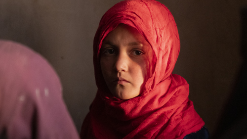 Farahnaz och hennes mamma får hjälp av UNHCR att få viktiga dokument, som födelsebevis och ett nationellt ID-kort. Utan id-kort kan barn inte gå i skolan och vuxna kan inte ta emot humanitär hjälp.