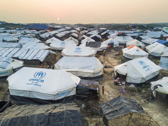 Över en miljon rohingyer har tvingats fly från Myanmar efter årtionden av förföljelse, diskriminering och våld. Nästan alla har tagit sig till grannlandet Bangladesh, där världens största flyktingläger finns.