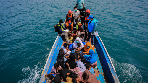UNHCR-personal hjälper till att ta emot rohingya-flyktingar som räddats på havet utanför Indonesien efter att ha tillbringat veckor till havs.