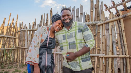 Amani och Ivette har flytt med sina fem barn från hemmet i östra DR Kongo. Han är snickare och hon är skräddare, med UNHCR:s hjälp hoppas de kunna bygga upp sina liva igen i grannlandet Burundi.