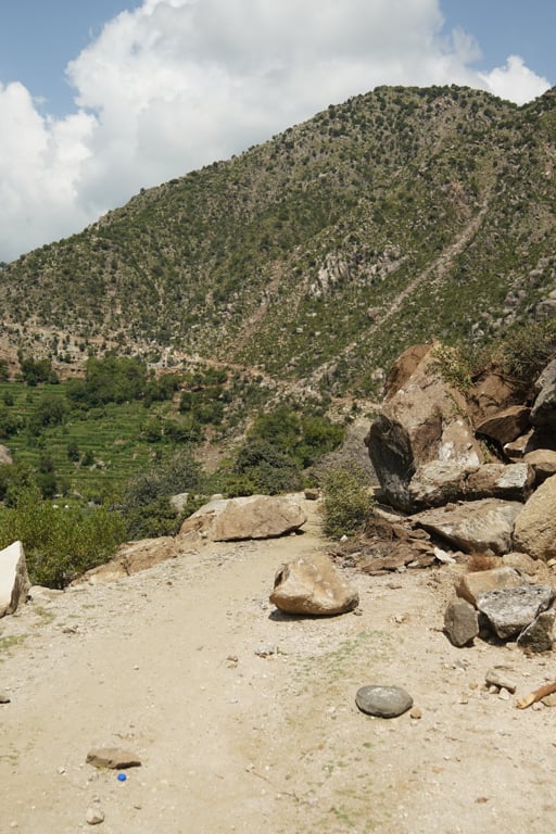 Foto på en bergsväg som rasat i Afghanistan.