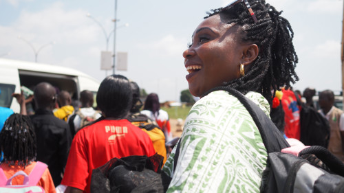 Kamanya Sonia Laure flydde från Centralafrikanska republiken 2015 på grund av kriget. Efter att ha tillbringat nio år i Kongo-Brazzaville återvänder hon äntligen till sitt hemland med sin familj.