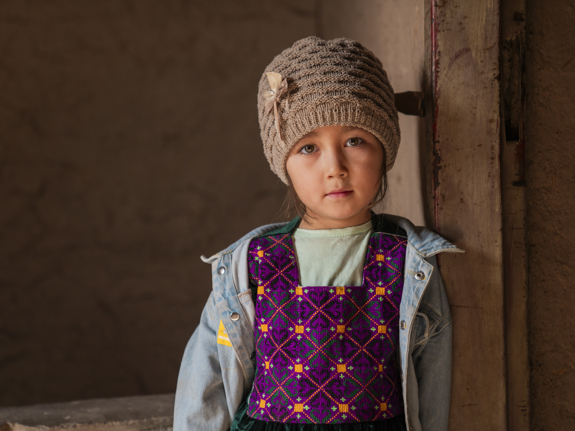 Sexåriga Nazanin, en afghansk flicka som får hjälp av UNHCR. Tillsammans med sin mamma besöker hon ett ullspinneri som startats med stöd av UNHCR i Herat-provinsen i Afghanistan.
