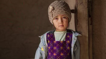 Sexåriga Nazanin, en afghansk flicka som får hjälp av UNHCR. Tillsammans med sin mamma besöker hon ett ullspinneri som startats med stöd av UNHCR i Herat-provinsen i Afghanistan.