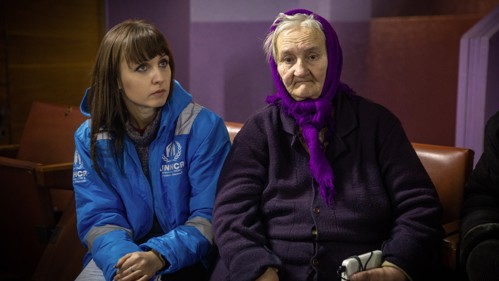 73-åriga Liudmyla Rumin tvingades på flykt efter att hennes hem förstördes i en missilattack i februari 2025.
