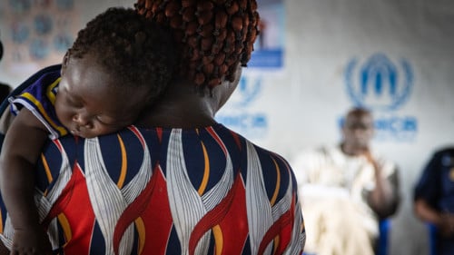 En mamma och hennes barn är på flykt i östra DR Kongo. Där får de information och stöd från UNHCR.