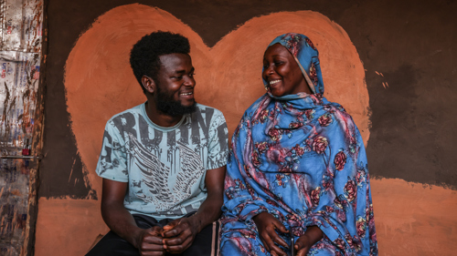 Det sudanesiska paret Mussa, 25, och Jamila, 22, sitter i sitt boende i Sherkole-lägret i nordvästra Etiopien. Det nygifta paret flydde konflikten i Sudan i maj 2023.