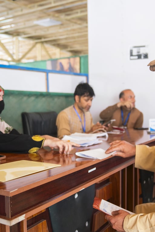 Bild från ett mottagningcenter i Afghanistan, där en man tar emot hjälp från administrationen.
