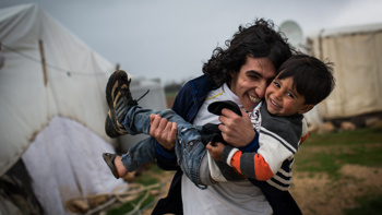 En varm kram i ett flyktingläger i Syrien.