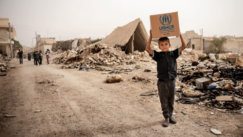 En pojke på flykt från Syrien har fått ett livräddande nödpaket. Vill du ge nödställda familjer ett paket?