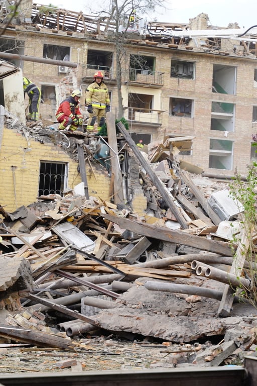 Förstörda av missiler bostadshus i Ukraina.