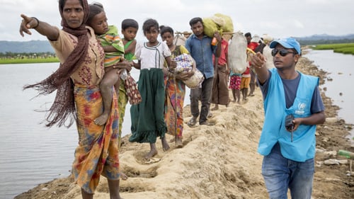 Rohingyafolket flyr från Myanmar till Bangladesh.
