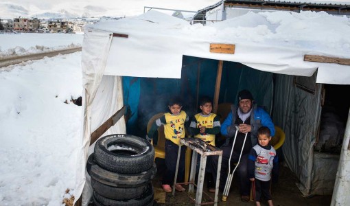 En barnfamilj på flykt från Syrien bor i Bekadalen i Libanon. Zakat hjälper fattiga i nöd.