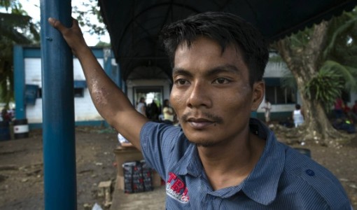 Walter Valdez, en 33-årig servitör, förlorade sin fru och sina tre barn när tyfonen Haiyan drog in över Tacloban. Två av hans barn saknas. 