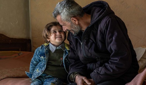 En pappa och hans son är på flykt i Syrien och bor på landsbygden i Aleppo.