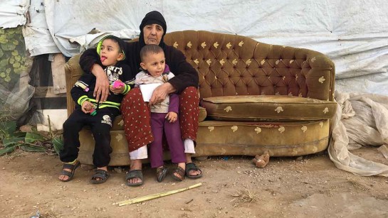 Shamsa är 70 år och farmor till Jassem 4 år och Mohammad 2 år. Hon flydde från Homs och har bott i Libanon som flykting sedan 2012. 