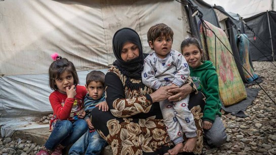 7-åriga Shaven (t.h.) sitter med sin farmor och syskon utanför sitt tält i ett flyktingläger i Irak. De flydde från Qamishli i nordöstra Syrien 2013. De har inte mycket hopp om att återvända till Syrien. &quot;Jag vill stanna här, det är säkrare&quot;, säger hon. UNHCR kräver att alla parter i konflikten skyddar civila. 