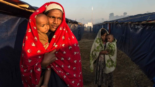 Flyktingar från Rohingyafolket bor i flyktingläger i Bangladesh.