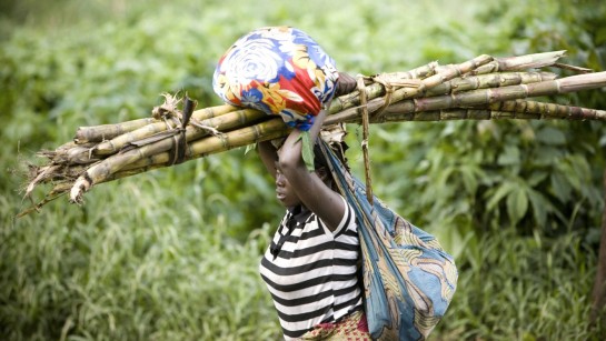 En kvinna flyr våld i Kongo.