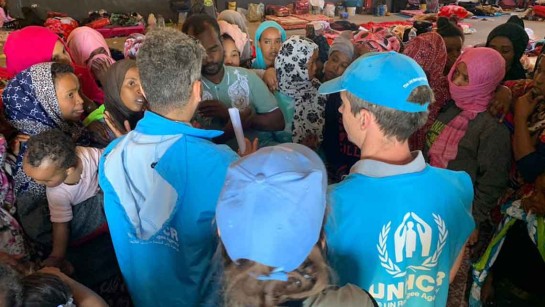 UNHCR:s personal hjälper frihetsberövade flyktingar i Ain Zara i södra Tripoli, Libyen. 