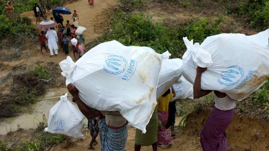 UNHCR flyger in nödhjälp till rohingyakrisen i Bangladesh