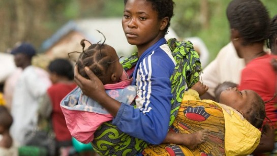 Våld och laglöshet hör till vardagen i östra DR Kongo. UNHCR ser till kvinnor och flickor på flykt får tillgång till hälso- och sjukvård och hjälper dem som blivit utsatta för sexuellt våld eller tvångsrekrytering. 