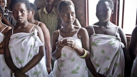 De här unga kvinnorna är med i en dansgrupp i Kiziba-lägret, Demokratiska republiken Kongo, som bekämpar sexuellt våld. 