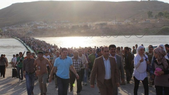 Tusentals syriska flyktingar strömmar in i Kurdistan i norra Irak. 