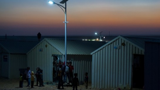 Solenergidriven gatubelysnning i Azraq, Jordanien.