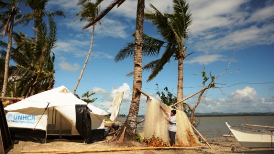 Naturkatastrofer slår till på nolltid. Elma Marcha överlevde tyfonen Haiyan. På bilden rensar hon sin mans fiskenät. Befolkningen återhämtar sig med stöd från UNHCR.