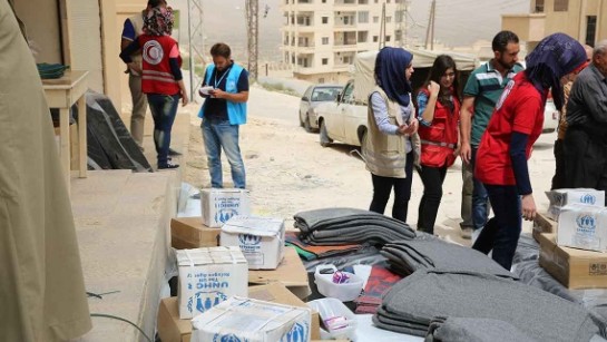 En hjälpsändning med filtar, liggunderlag, vattendunkar och annan nödhjälp har nått ett utsatt område utanför Damaskus. 