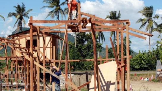  Manuel Marcelino är kokoksjordbrukare på Filippinerna och bygger här sitt nya hus. 