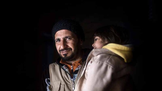 Ibrahim är syrisk flykting från Raqqa. Han håller sin sjuk dotter i famnen. Han är rädd att hon inte ska klara ännu en kall vinter i tält i Libanon.