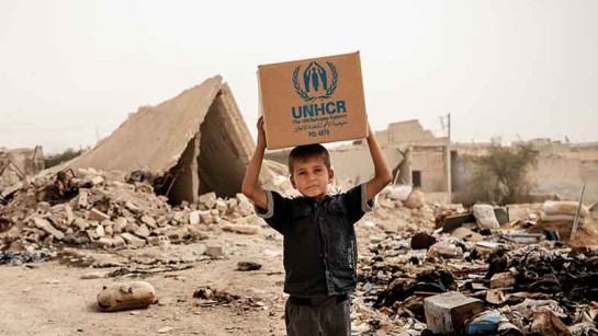 UNHCR delar ut nödpaket i akuta kriser.