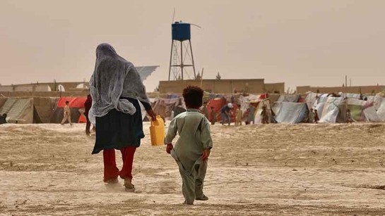 Herati och hennes barnbarn har hämtat vatten vid tältlägret Nawabad Farabi-ha i utkanten av Mazar-e Sharif.