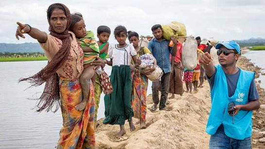 UNHCR fältpersonal hjälper familjer som till hör det förföljda Rohingyafolket från Myanmar i säkerhet.