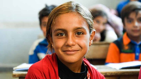 En flicka som har återvänt från en tid på flykt får chansen att gå i skolan i Aleppo.