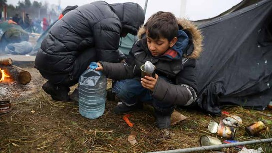 Ett barn i ett tältläger nära gränsövergången Bruzgi-Kuznica mellan Belarus och Polen den 18 november. 