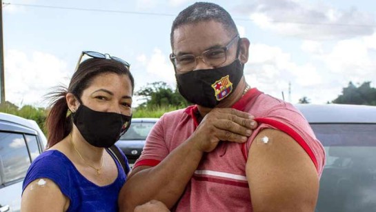 Carlos and Rosiris är på flykt från Venezuela som har sökt skydd i Trinidad och Tobago där de har fått vaccin mot covid-19.