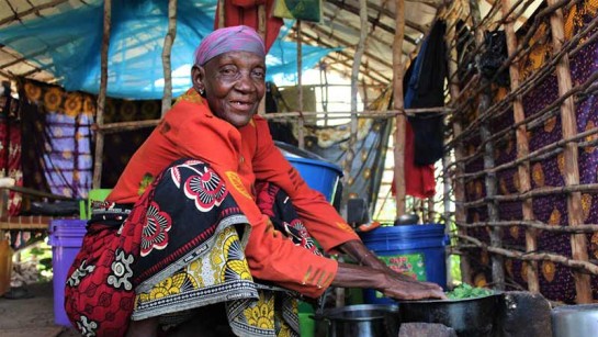 Teresa, 82, flydde från våldet i Mocimboa da Praia med sin familj och gömde sig i skogen i en månad innan hon hittade säkerhet på en plats för i Cabo Delgado, norra Moçambique.