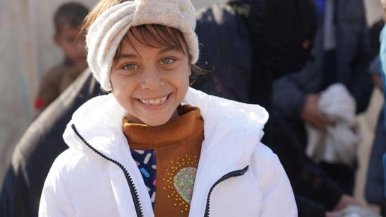 Jinan är 12 år och på flykt under svåra förhållanden från sin hemstad Mosul. Hon är överlycklig att få nya kläder tack vare H&amp;M:s fantastiska gåva.